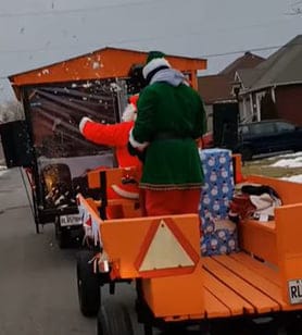 Un spectacle ambulant avec le père Noël dans les parcs et les rues de Mercier