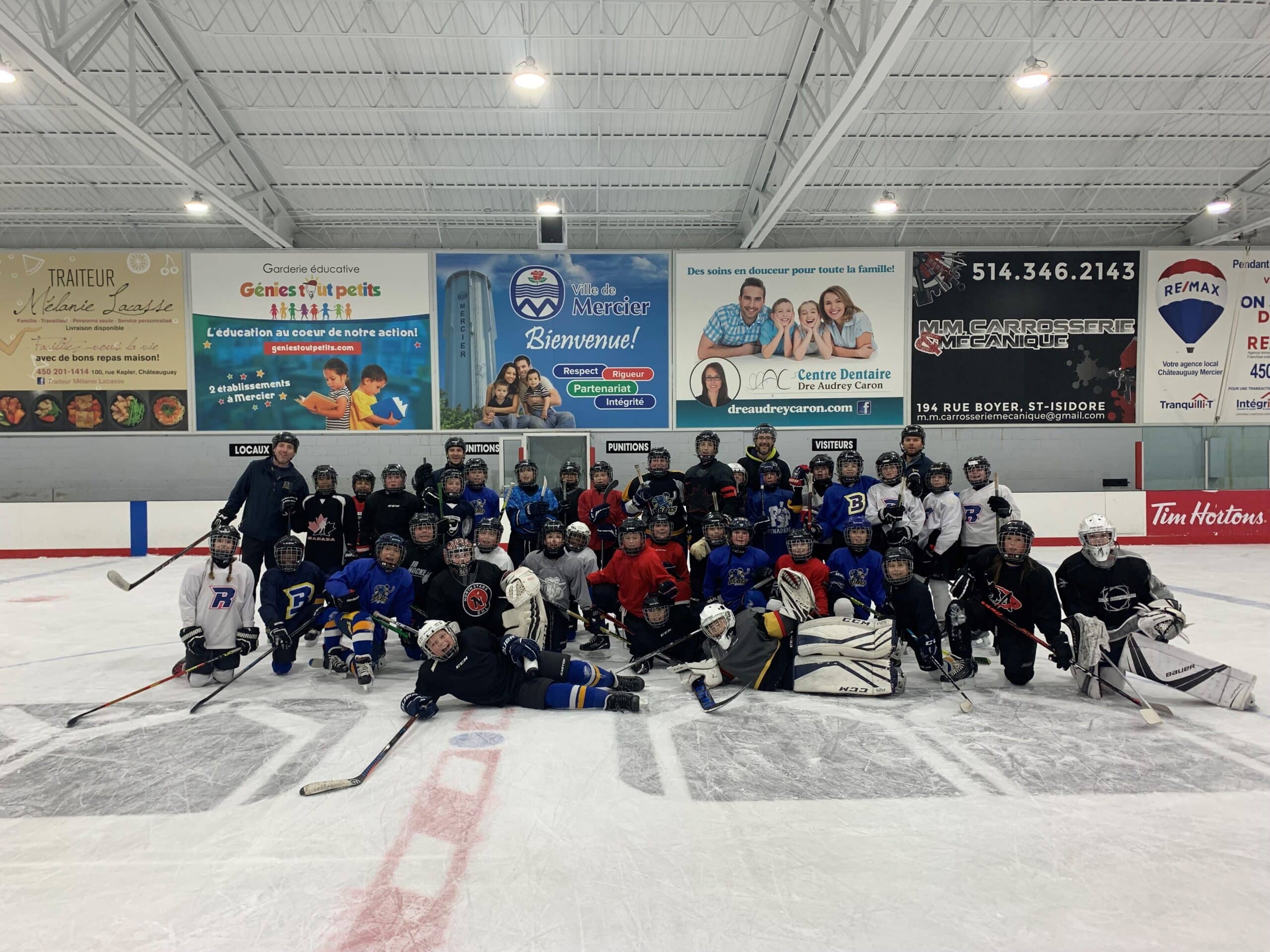 Partie de hockey avec les jeunes de l’école Saint-René